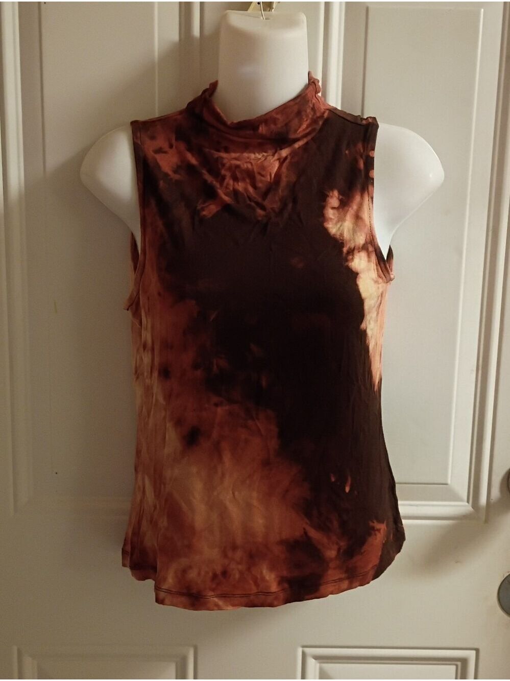 Sleeveless Tie-Dye Mock Neck Top in Red-Brown